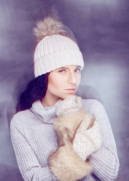 Portrait of cute brunette woman. — Stock Photo, Image