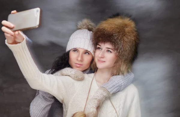 Duas mulheres em roupas de inverno . — Fotografia de Stock