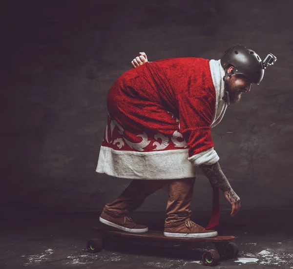 Homme barbu dans les vêtements du Père Noël . — Photo