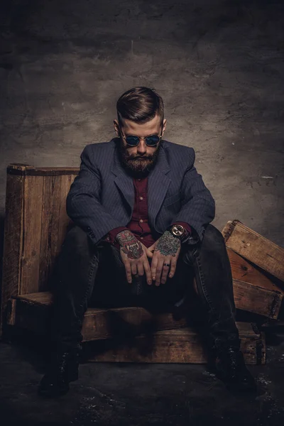 Hombre con gafas de sol y traje azul . —  Fotos de Stock