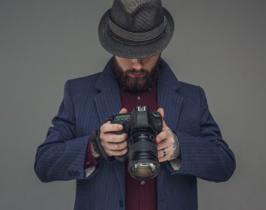 şapkalı bir sakallı adam