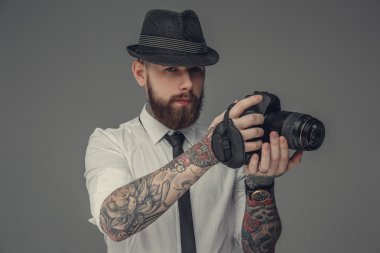 fotoğraf makinesi tutan adam.