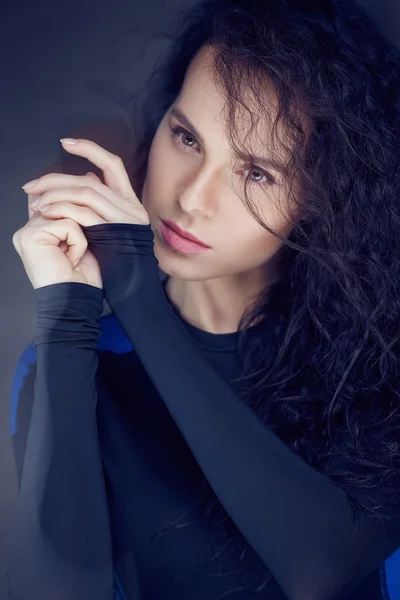 Frau mit langen dunklen Haaren — Stockfoto