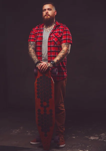 Homem hipster barbudo em camisa vermelha . — Fotografia de Stock