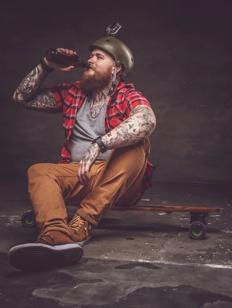 Бородатый мужчина с татуировкой на руках . — стоковое фото