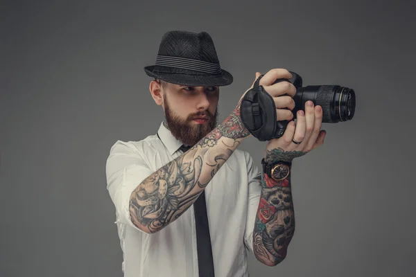 Homem segurando câmera de fotos . — Fotografia de Stock