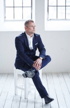 Mavi takım elbiseli bir adam