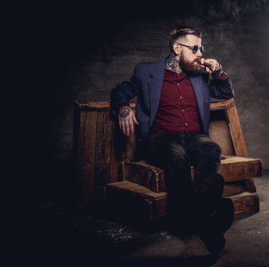 Bir takım elbise yasaktır cigare erkekte sakallı hippi.