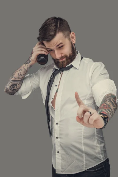 Uomo barbuto con tatuaggi — Foto Stock