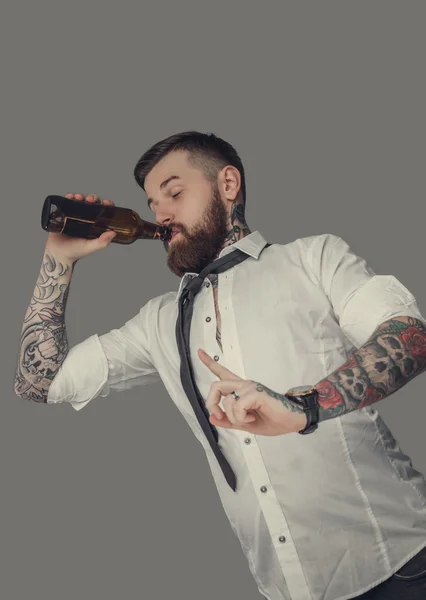 Tattoed bearded drunk man — Stock Photo, Image