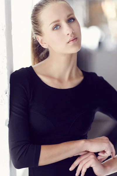 Retrato de mujer joven delgada — Foto de Stock