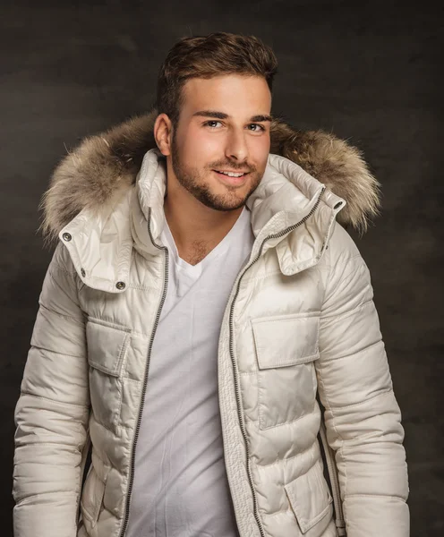 Un hombre con chaqueta de invierno . —  Fotos de Stock