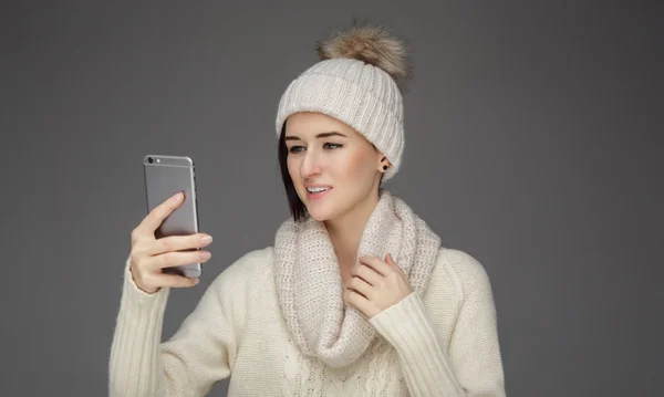 Una mujer con ropa de invierno — Foto de Stock