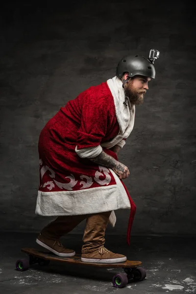 Bärtiger Mann in Weihnachtsmannkleidung — Stockfoto