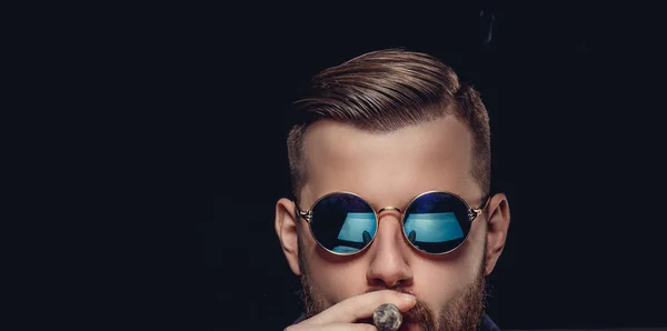 Un hombre fumando cigare . — Foto de Stock