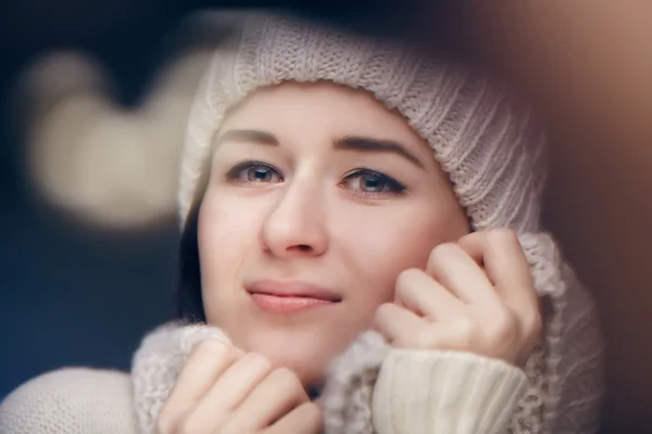 Mulher positiva em suéter quente branco e chapéu . — Fotografia de Stock