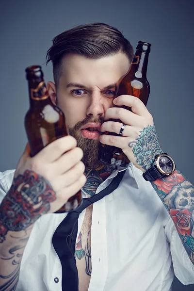 Ubriaco hipster uomo . — Foto Stock
