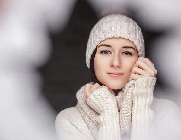 Una donna in abiti invernali — Foto Stock