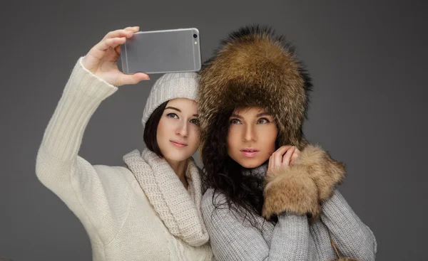 Dos mujeres tomando fotos . — Foto de Stock