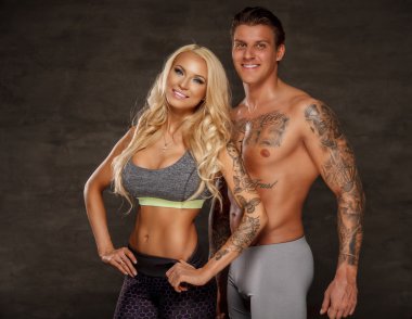 Gömleksiz adam ve gülümseyen kadın.