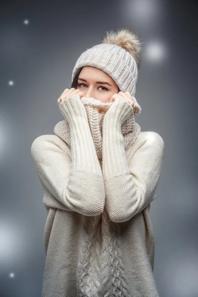 A girl in winter clothes. — Stock Photo, Image