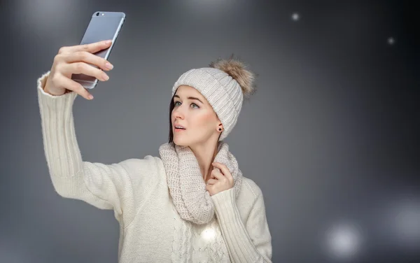 Una mujer tomando fotos en un smartphone . — Foto de Stock