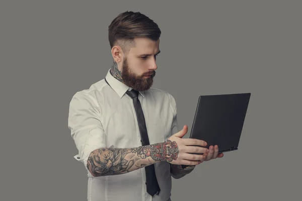 Homem barbudo de camisa branca — Fotografia de Stock