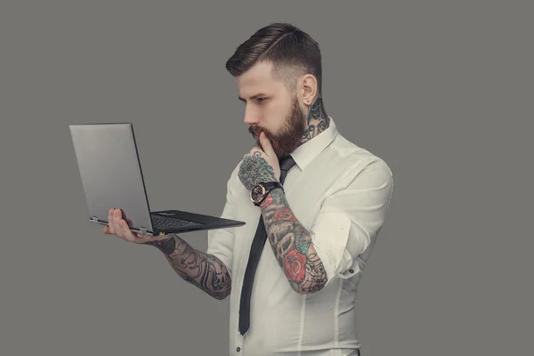 Hombre barbudo con camisa blanca — Foto de Stock