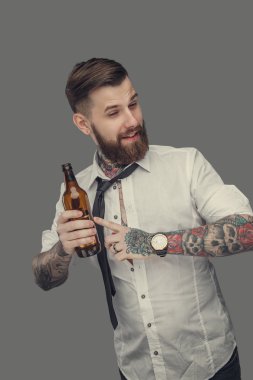 Beyaz gömlekli sakallı adam