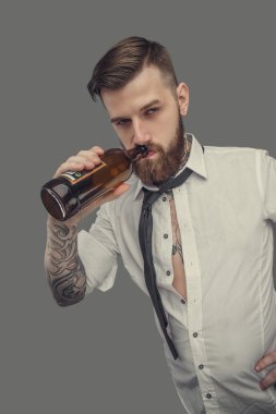 Beyaz gömlekli sakallı adam