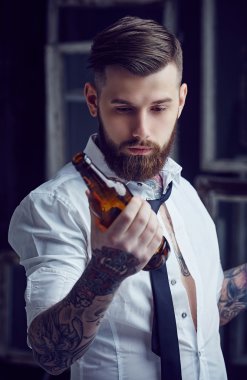 Bir adam bira içmek.