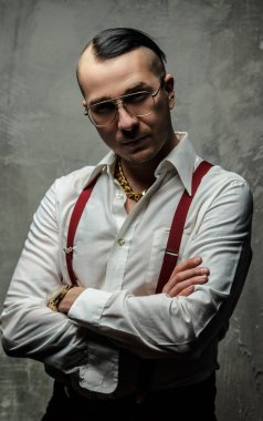 Adam güneş gözlüğü ve beyaz gömlek.