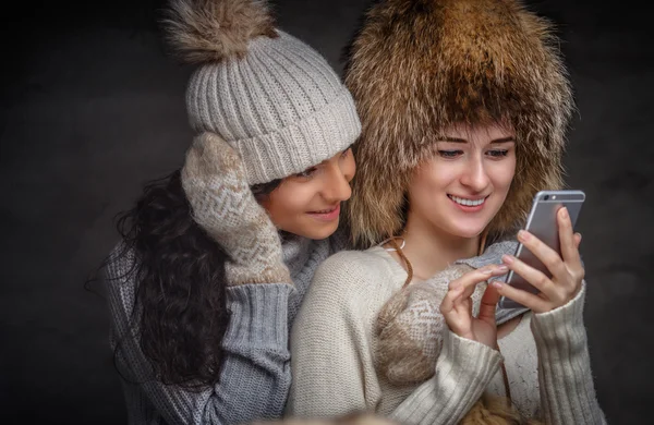 Duas mulheres em roupas de inverno — Fotografia de Stock