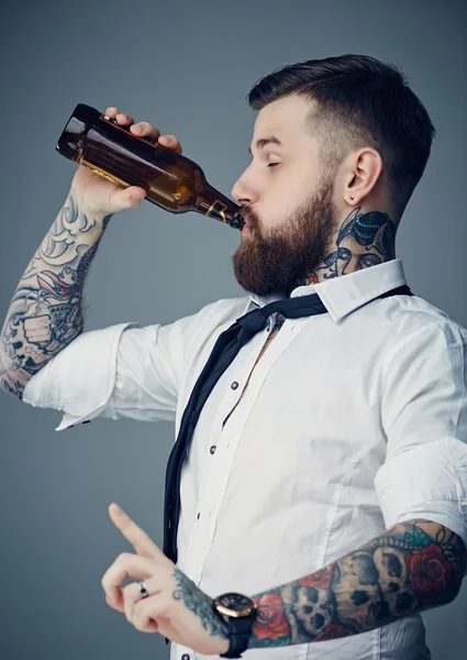 Ein Mann trinkt Bier. — Stockfoto