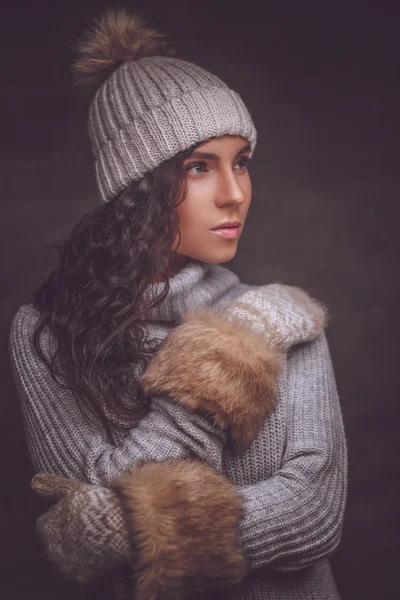 Porträtt av brunett kvinna — Stockfoto