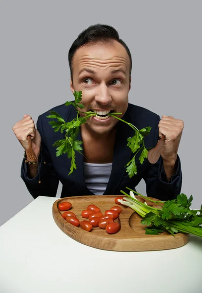 L'homme mange de la salade — Photo