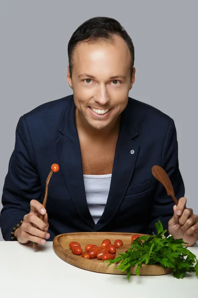 Man eats salad — Stock Photo, Image