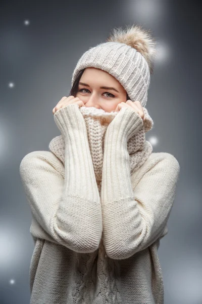 Sıcak kış kazaklı kadın.