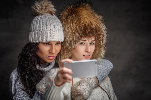 Two women in winter clothes — Stock Photo, Image
