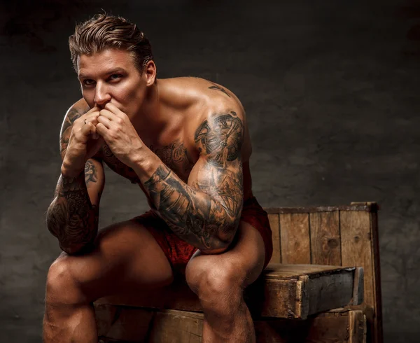 Naked muscular tattooed guy — Stock Photo, Image