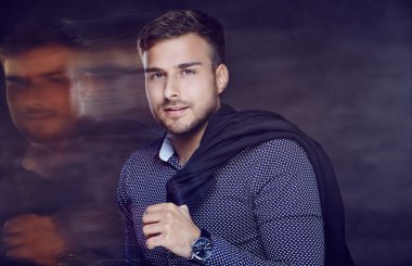 koyu arka plan üzerine.