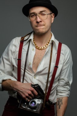 Beyaz gömlekli ucube adam