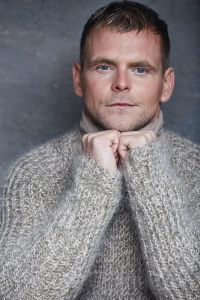 Człowiek w ciepły sweter. — Zdjęcie stockowe