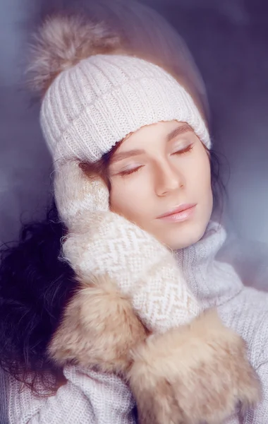 Giovane donna in maglione bianco . — Foto Stock