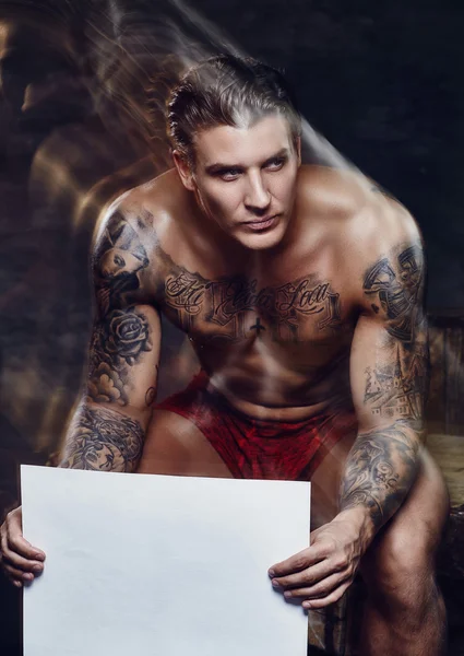 Meztelen, izmos, tetovált srác — Stock Fotó
