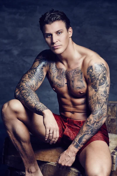 Desnudo muscular tatuado chico — Foto de Stock
