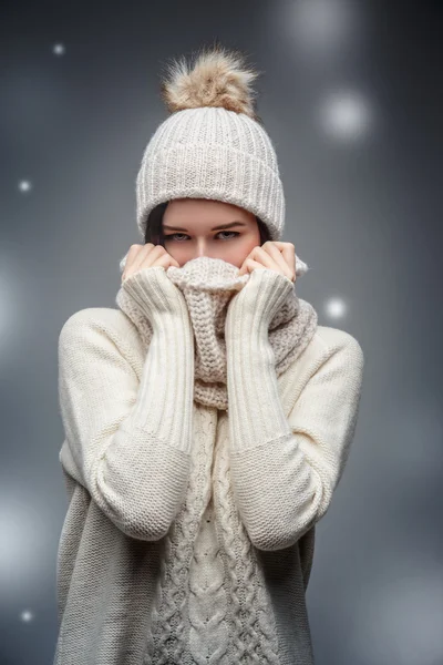 Giovane donna in maglione invernale . — Foto Stock