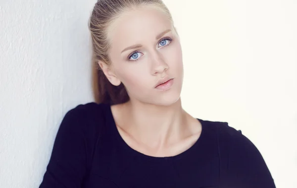 Mavi gözlü kız portresi. — Stok fotoğraf