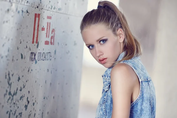 Portrait of young woman — Stock Photo, Image