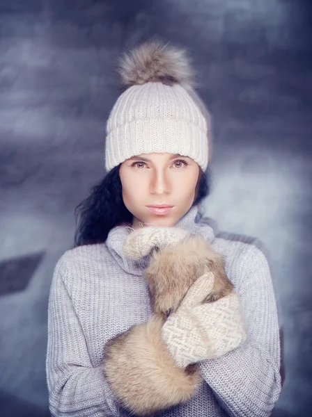 따뜻한 스웨터 여성 — 스톡 사진